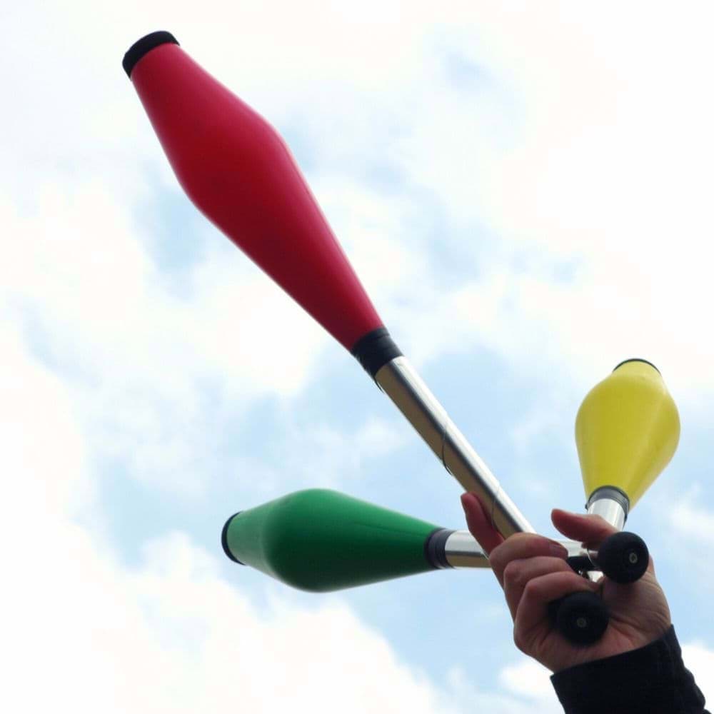 Sicher mit Keulen jonglieren und die richtigen Keulen wählen – So trainierst du ohne Verletzungen Sicher mit Keulen jonglieren und die richtigen Keulen wählen – So trainierst du ohne Verletzungen